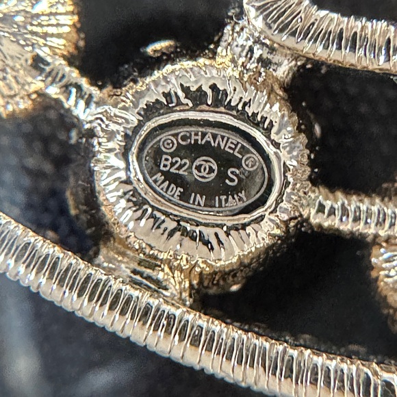 2022S CHANEL LARGE RUNWAY GOLD CC LOGO PEARLS CRYSTALS BROOCH PIN NEW - Picture 12 of 16